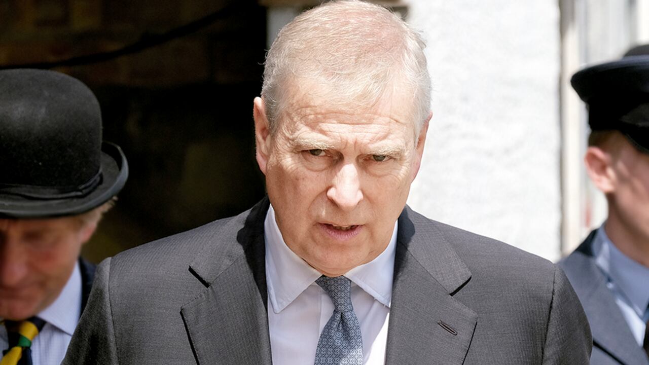 Andrés perdió su trabajo en la realeza por el caso Epstein. La reina también le quitó sus honores militares y no ha vuelto a aparecer en eventos oficiales.