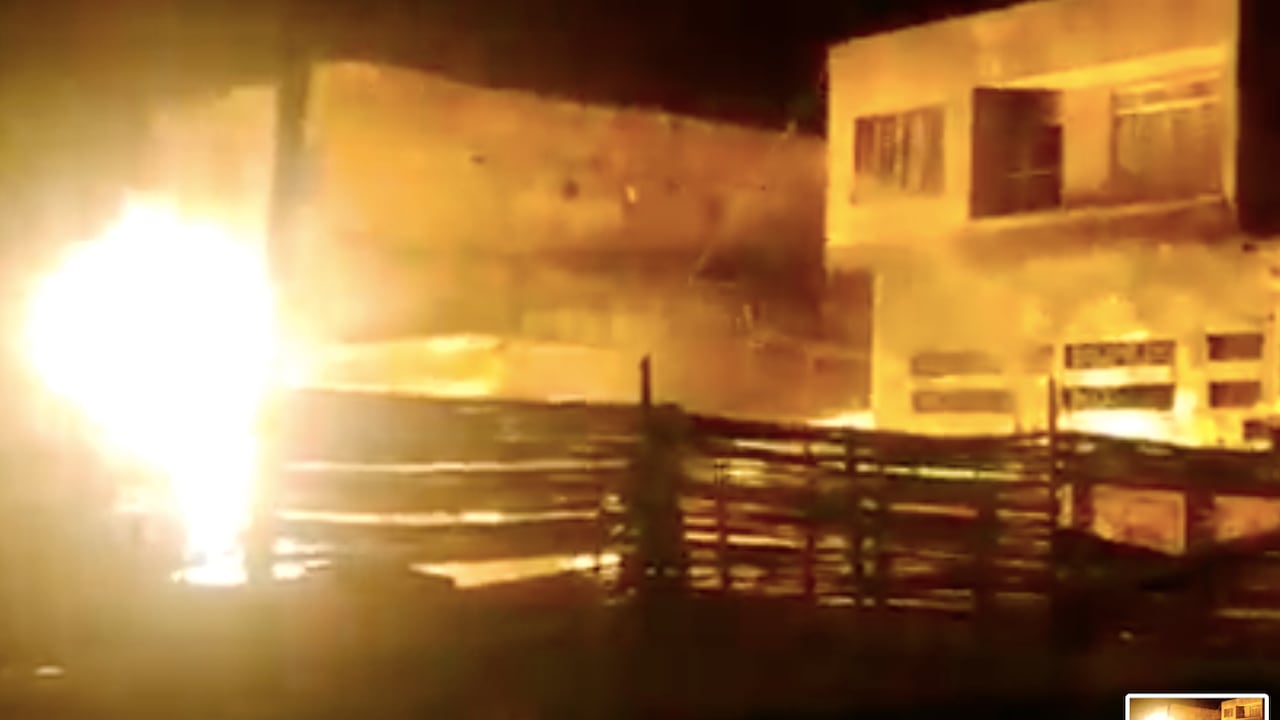 El incendio que se registró en la madrugada del miércoles 9 de febrero de 2021 en el barrio San Pascual en Cali no dejó personas heridas.