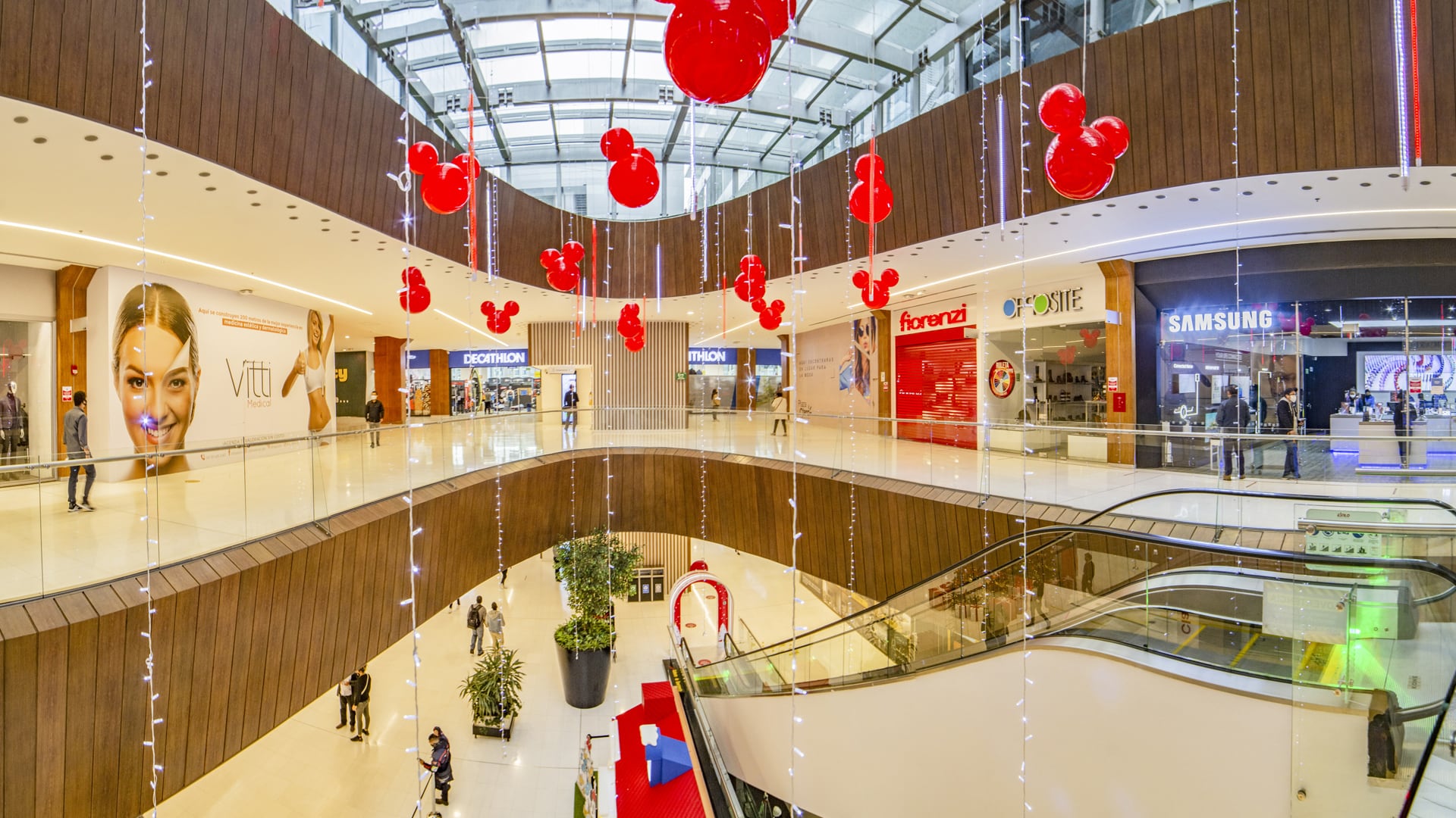 Decoración navideña del centro comercial Plaza Claro está inspirada en los personajes de Disney.