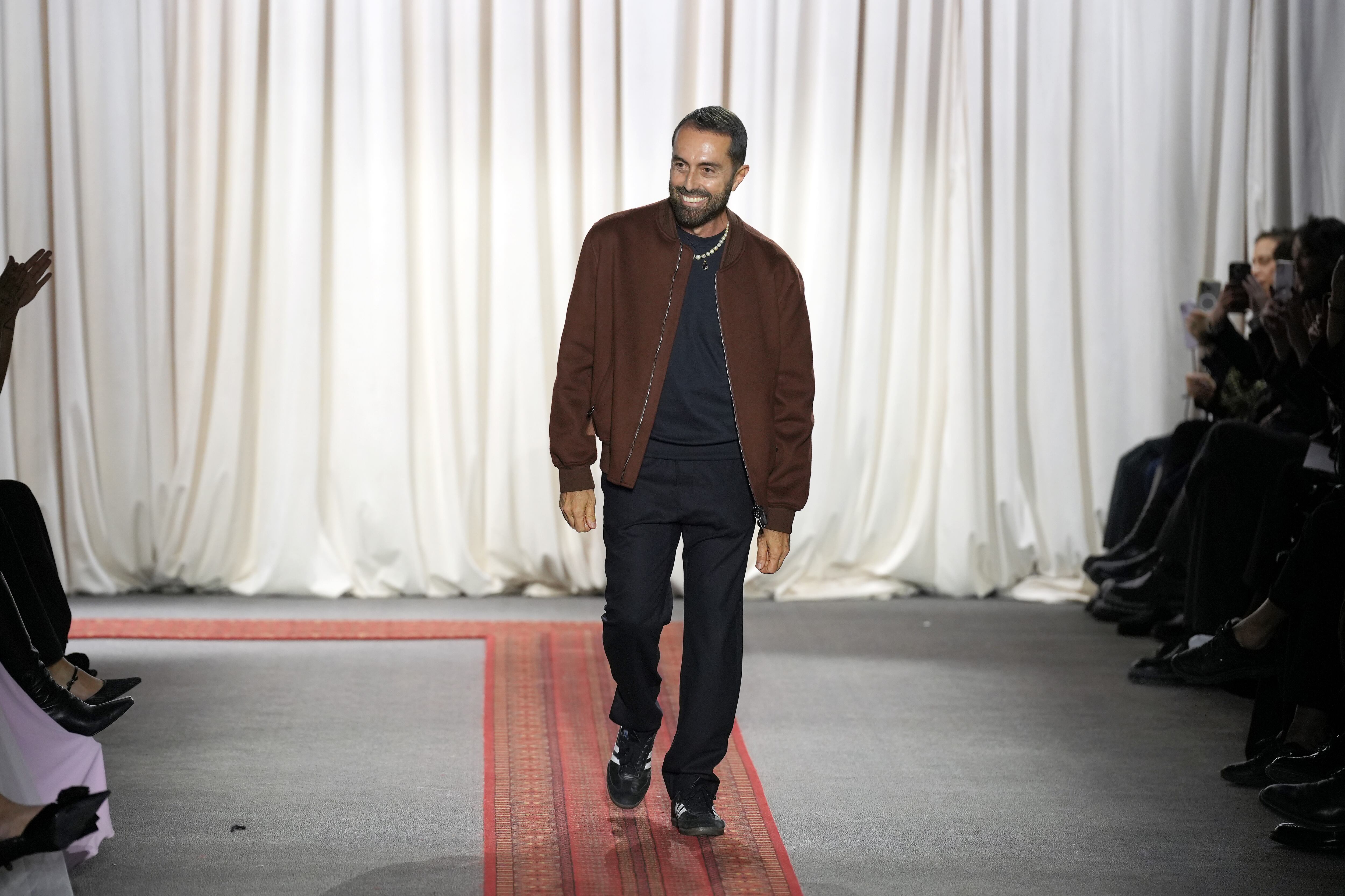 Valli, quien comenzó su carrera en París en la década de 2000, ha logrado conquistar la elite de la moda con su distintiva estética, caracterizada por una combinación de opulencia, feminidad y detalles excepcionales.