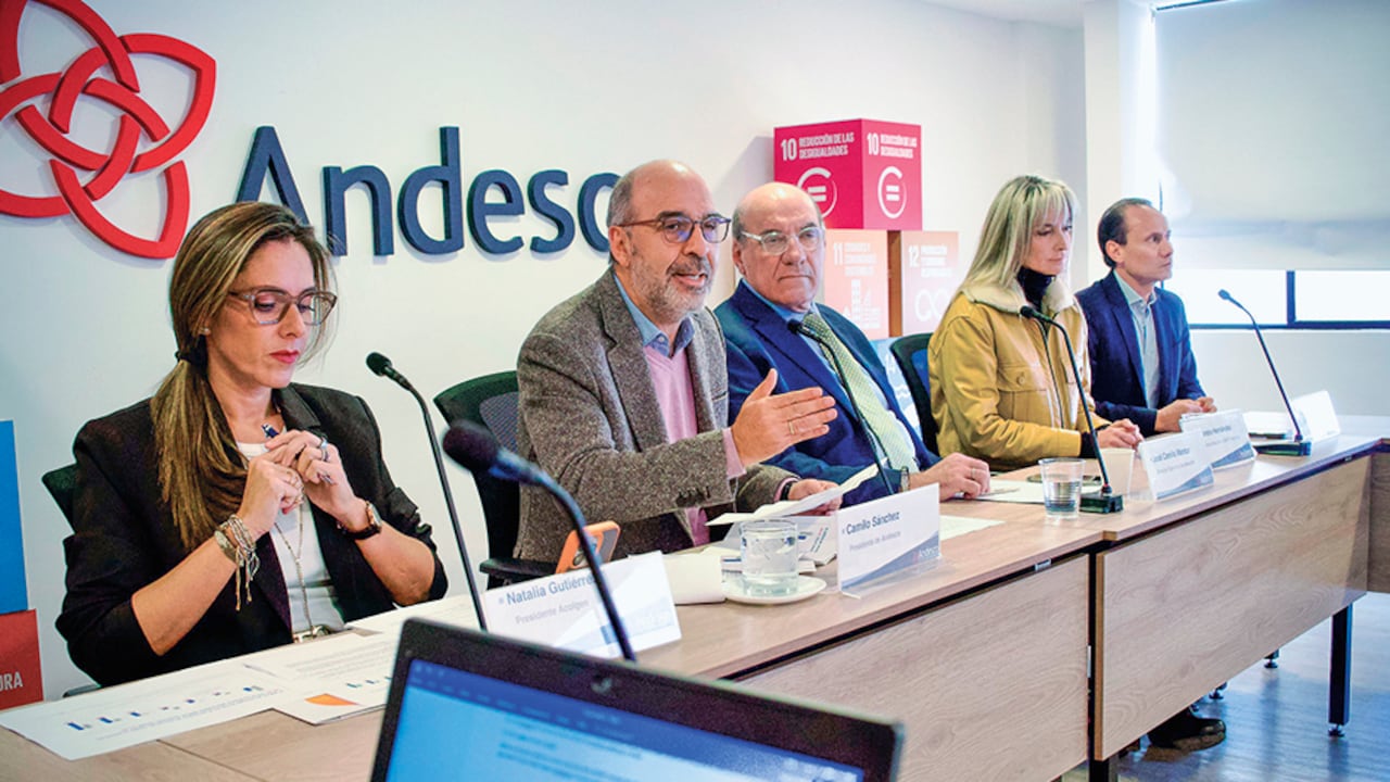 Natalia Gutiérrez, de Acolgén; Camilo Sánchez, de Andesco; José C. Manzur, de Asocodis; Alexandra Hernández, de SER Colombia, y Alejandro Castañeda, de Andeg, explicaron la crítica situación del sector de energía.