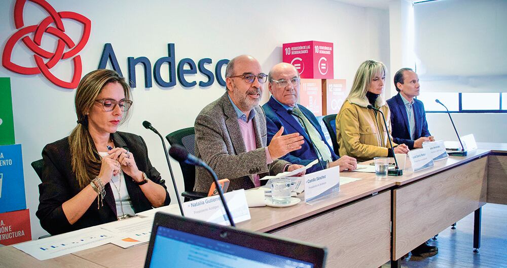 Natalia Gutiérrez, de Acolgén; Camilo Sánchez, de Andesco; José C. Manzur, de Asocodis; Alexandra Hernández, de SER Colombia, y Alejandro Castañeda, de Andeg, explicaron la crítica situación del sector de energía.