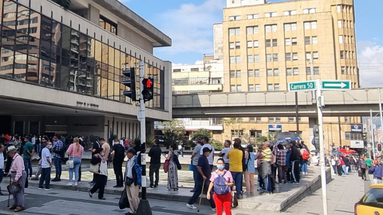 Filas a las afueras del Banco de la República, en Medellín, para adquirir la moneda de $ 10.000.
