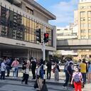 Filas a las afueras del Banco de la República, en Medellín, para adquirir la moneda de $ 10.000.