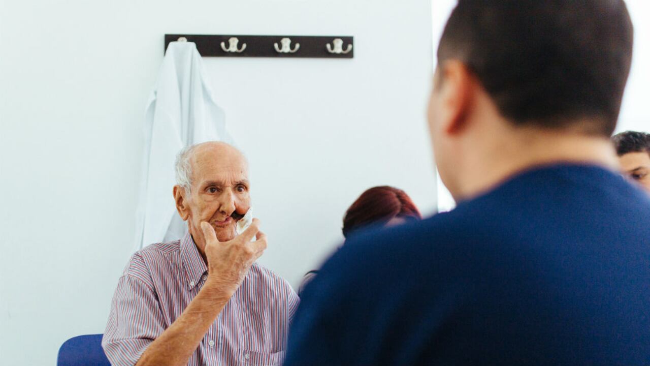 Ovidio González ya no resiste el dolor por el cáncer que lo aqueja.