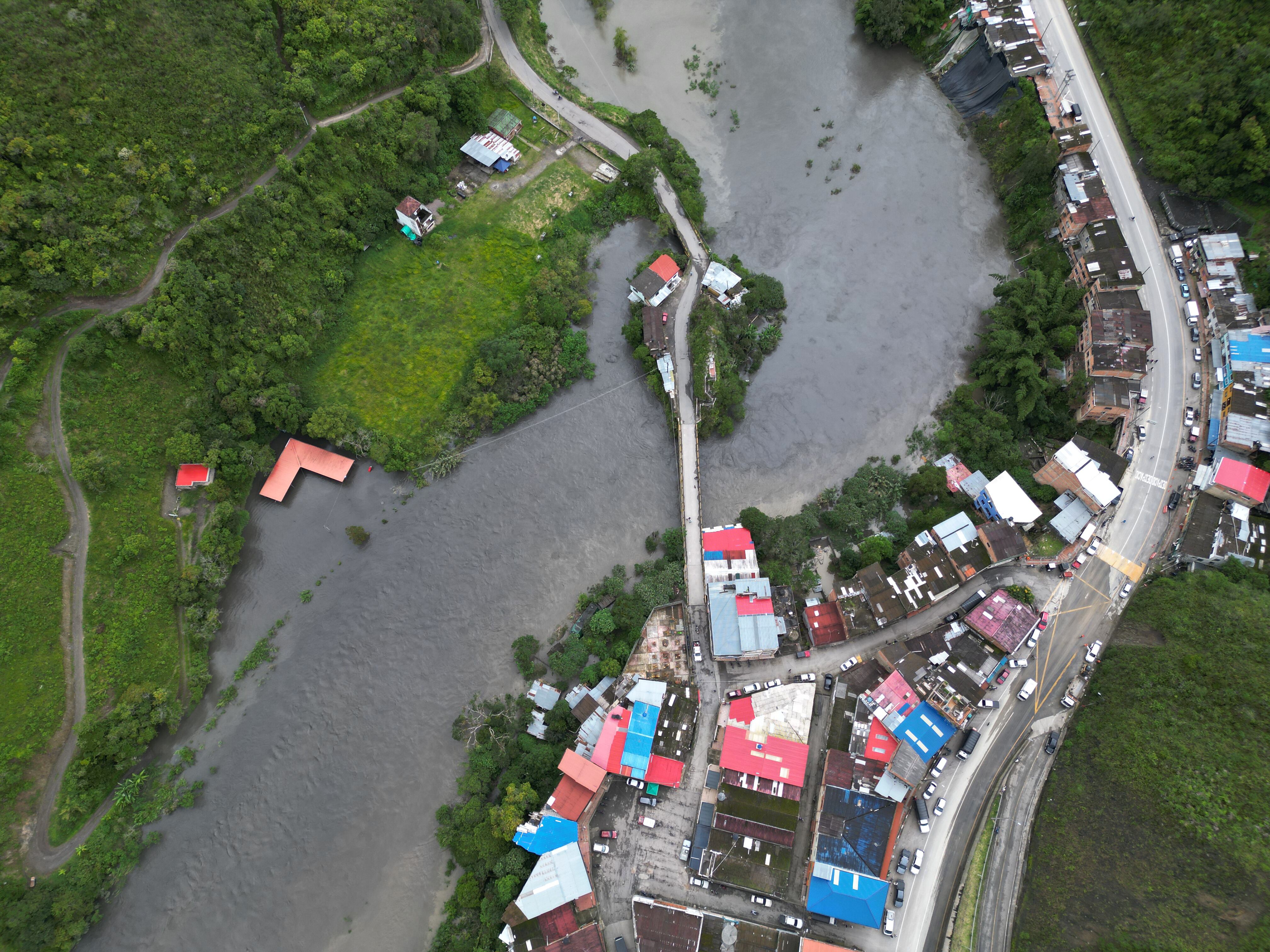 Evacúan a comunidades por aumento en niveles de ríos aledaños al municipio de Quetame el río Negro en el sector de Puente Quetame y el río Contador
 Vía al Llano Cundinamarca
Julio 18 del 2023
Foto Guillermo Torres Reina / Semana