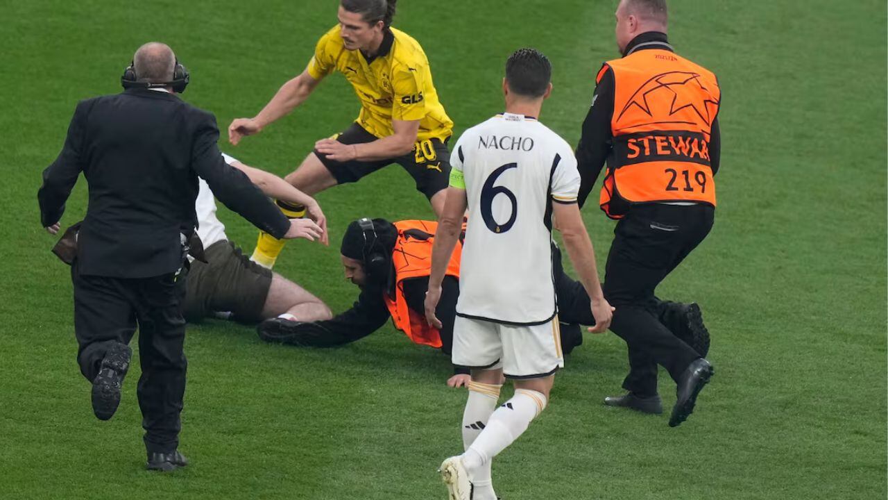 Invasión en la final.