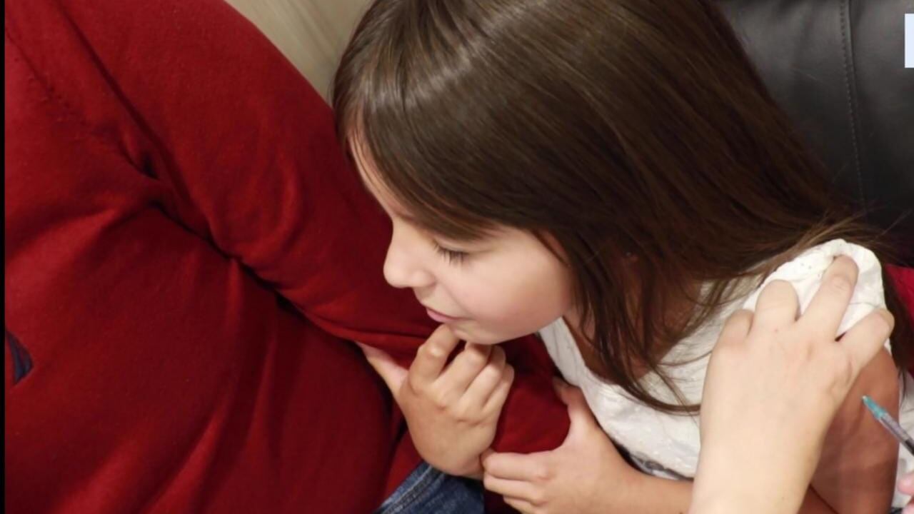 Mostrando la vacunación de su hija, ministro de Salud envía mensaje de confianza a los niños