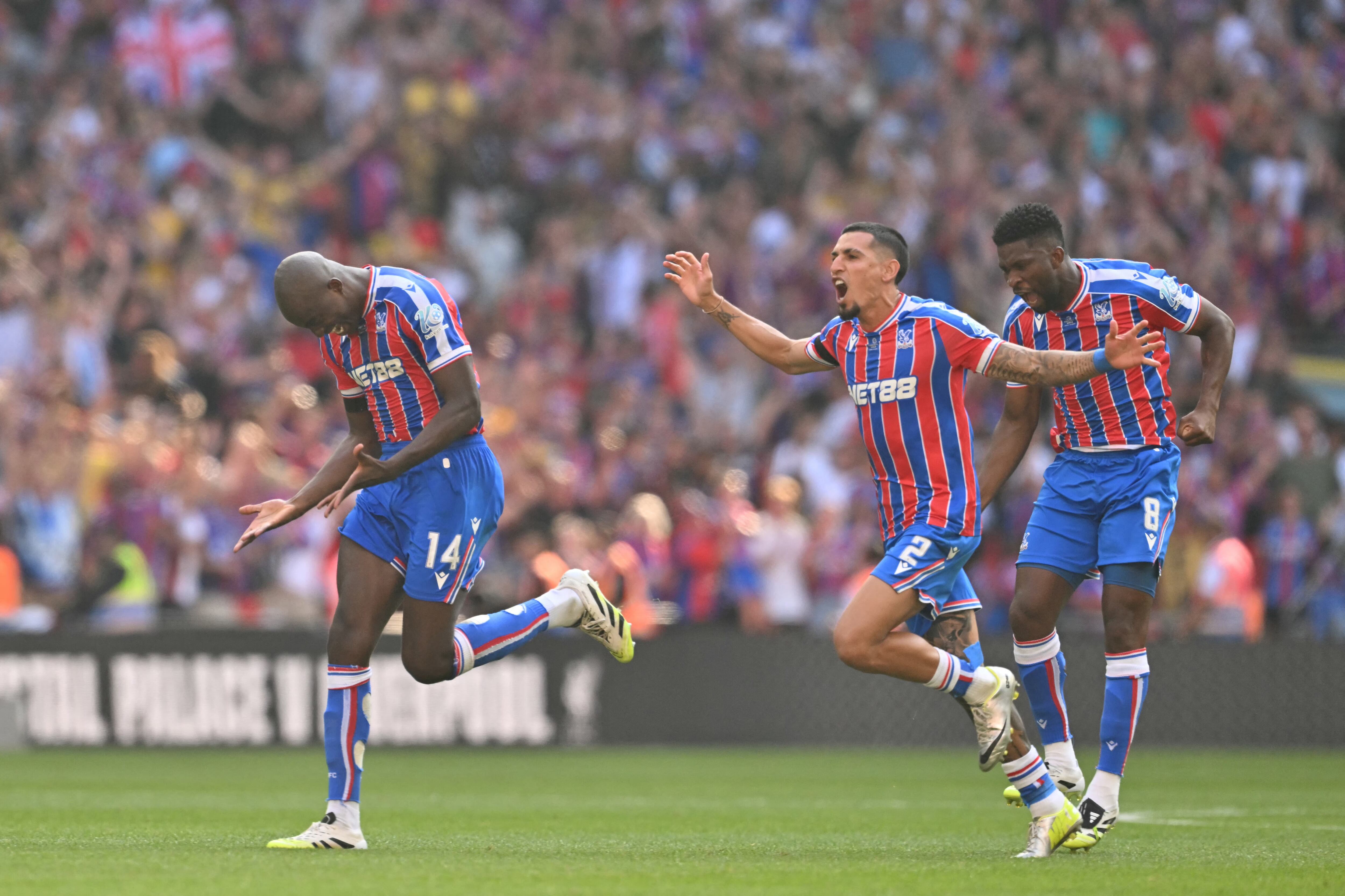 Crystal Palace's French striker #14 Jean-Philippe Mateta (L), Crystal Palace's Colombian defender #02 Daniel Munoz (C) and Crystal Palace's Colombian midfielder #08 Jefferson Lerma (R) celebrate after winning the shoot-out to win the English FA Community Shield football match between Crystal Palace and Liverpool at Wembley Stadium, in London on August 10, 2025. Palace won the penalty shoot-out 3-2 after the game finished 2-2 in 90 minutes. (Photo by Glyn KIRK / AFP) / NOT FOR MARKETING OR ADVERTISING USE / RESTRICTED TO EDITORIAL USE
