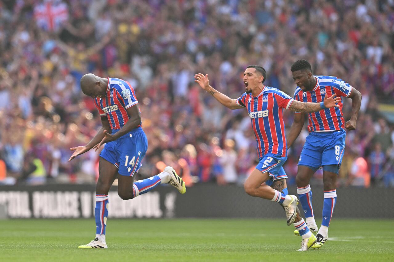 Crystal Palace's French striker #14 Jean-Philippe Mateta (L), Crystal Palace's Colombian defender #02 Daniel Munoz (C) and Crystal Palace's Colombian midfielder #08 Jefferson Lerma (R) celebrate after winning the shoot-out to win the English FA Community Shield football match between Crystal Palace and Liverpool at Wembley Stadium, in London on August 10, 2025. Palace won the penalty shoot-out 3-2 after the game finished 2-2 in 90 minutes. (Photo by Glyn KIRK / AFP) / NOT FOR MARKETING OR ADVERTISING USE / RESTRICTED TO EDITORIAL USE