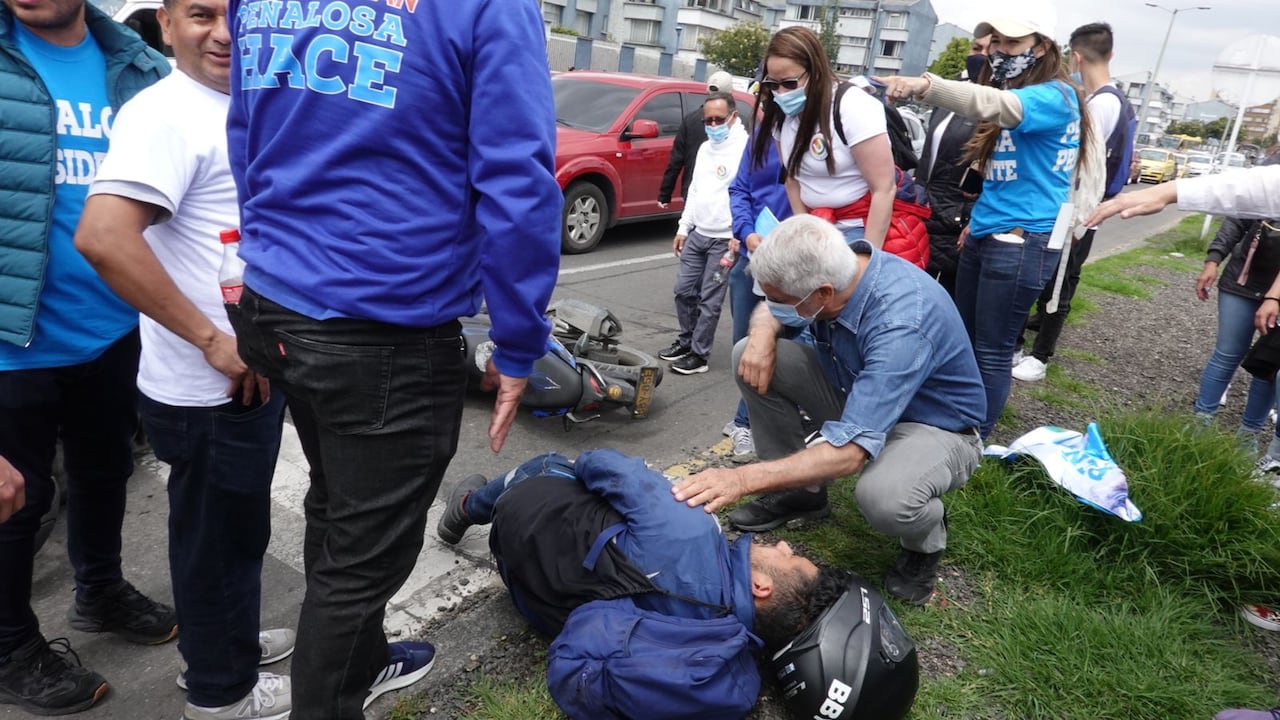 Enrique Peñalosa ayudó a un motociclista que intentó sabotear su volanteo.