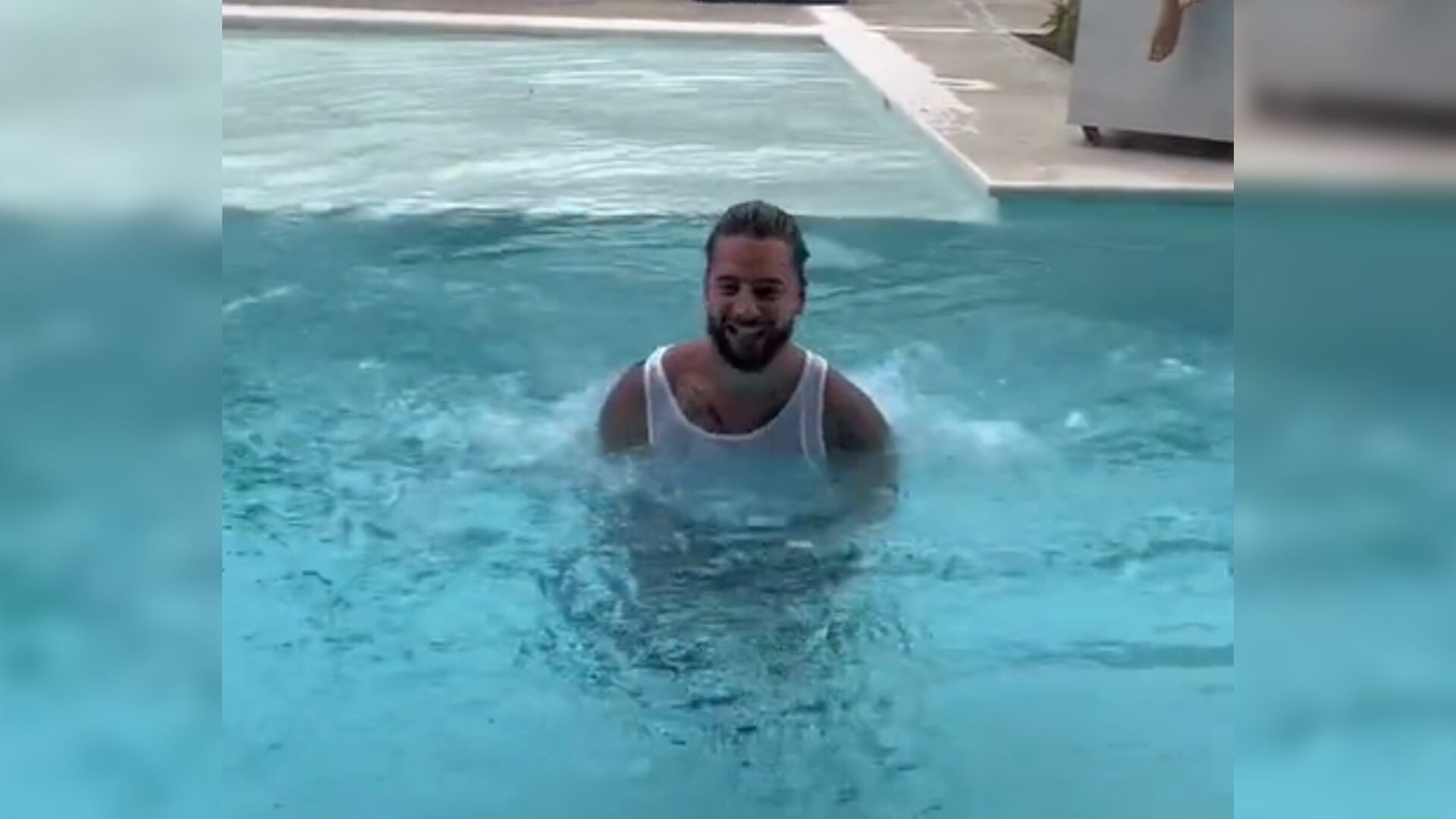 Con ropa y medias se tiró a la piscina a pegarle al agua. Foto: Twitter @OutofcontextFPC.