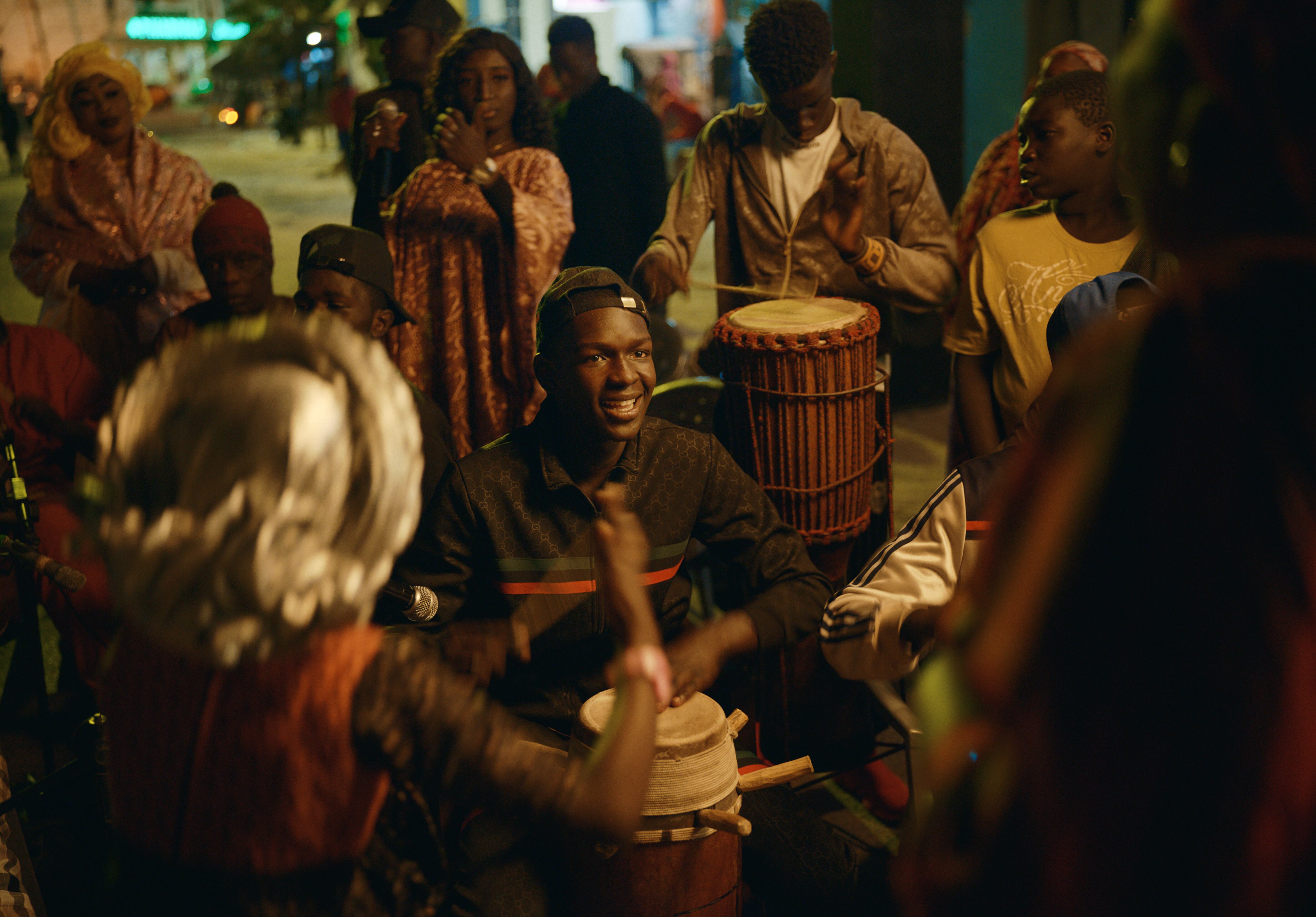 La música está en las venas de Seydou, que la toca, que la canta, que hace parte de sus dinámicas familiares. Él y su primo aspiran a que la música los haga famosos.