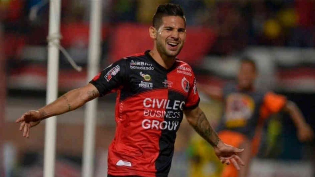 Jonathan Agudelo, hermano del joven Jorge Iván Agudelo asesinado en la noche del lunes en Medellín.