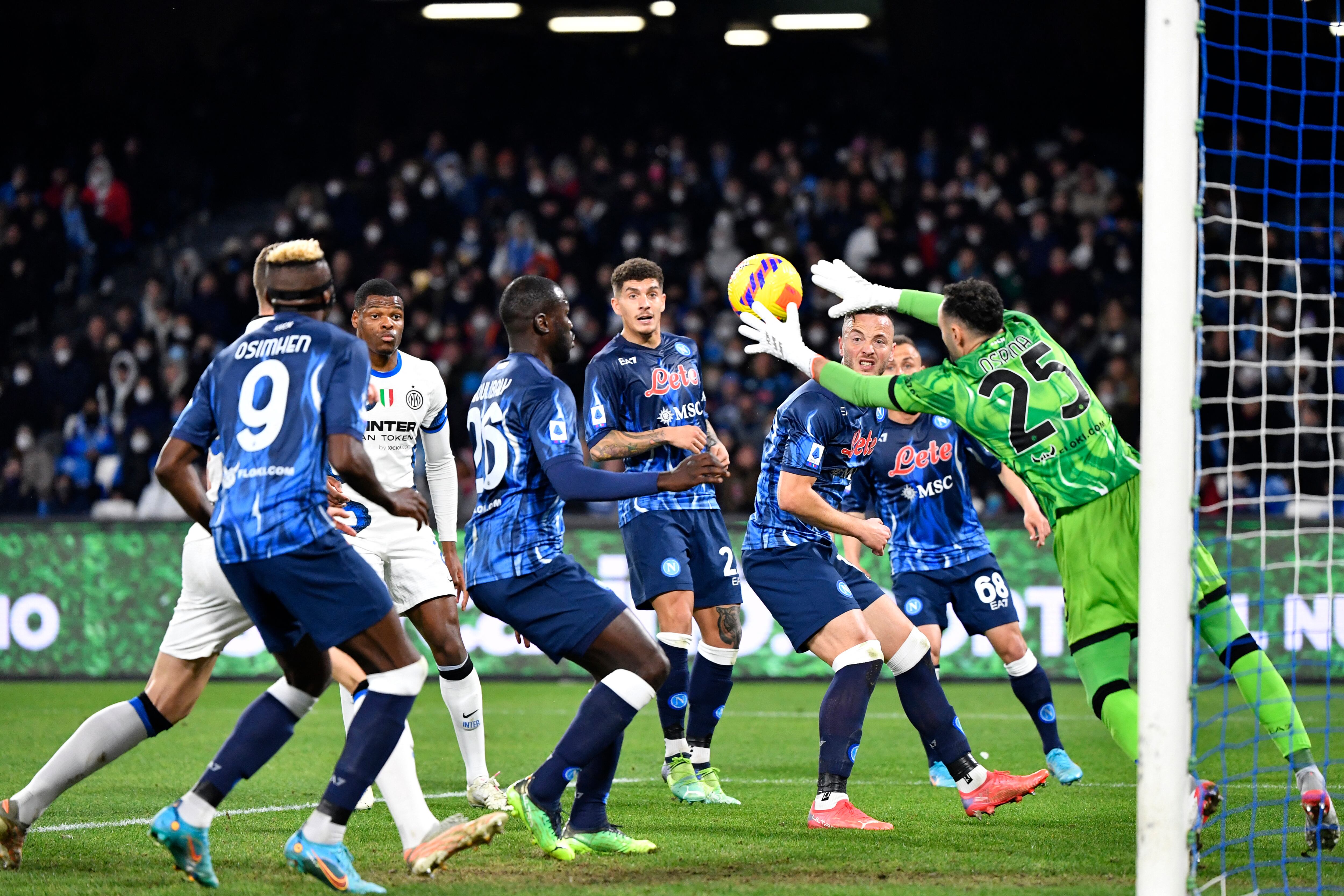 Napoli's Colombian goalkeeper David Ospina jumps to block the ball during the Italian Serie A football match between SCC Napoli and Inter Milan at the Stadio Diego Armando Maradona stadium in Naples on February 12, 2022. (Photo by Alberto PIZZOLI / AFP)