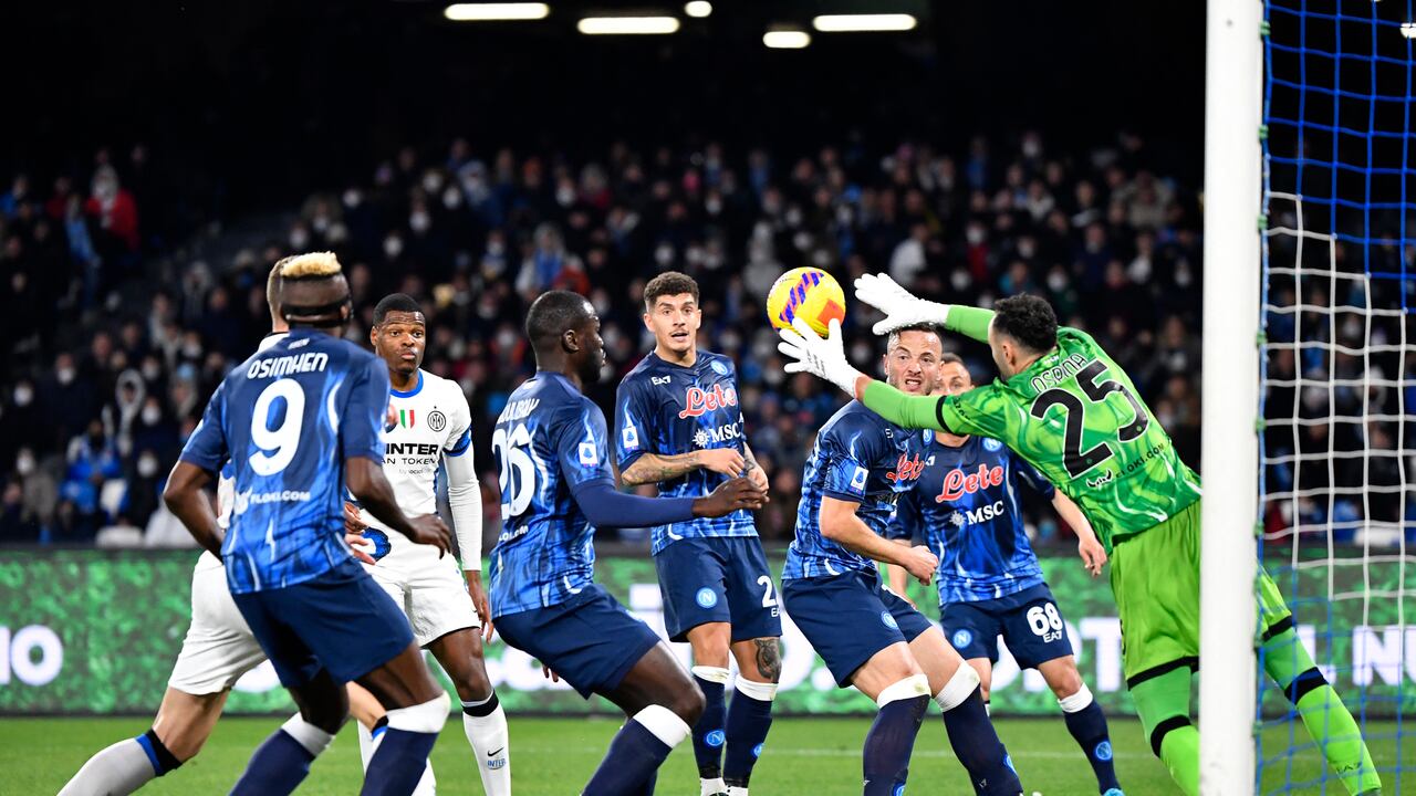 Napoli's Colombian goalkeeper David Ospina jumps to block the ball during the Italian Serie A football match between SCC Napoli and Inter Milan at the Stadio Diego Armando Maradona stadium in Naples on February 12, 2022. (Photo by Alberto PIZZOLI / AFP)
