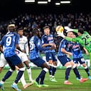 Ospina se lanza a atrapar un balón en el área en el partido entre napolitanos e interistas