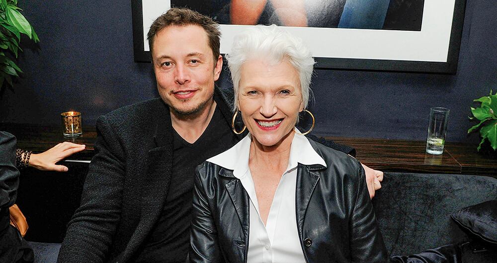   Para muchos, la motivación de Elon Musk viene de su madre, pues no tuvo problemas en empezar de cero en Canadá, con tres hijos y cinco empleos para sobrevivir. Hoy ella lo acompaña a muchas galas, y él la consiente con frecuentes regalos. 