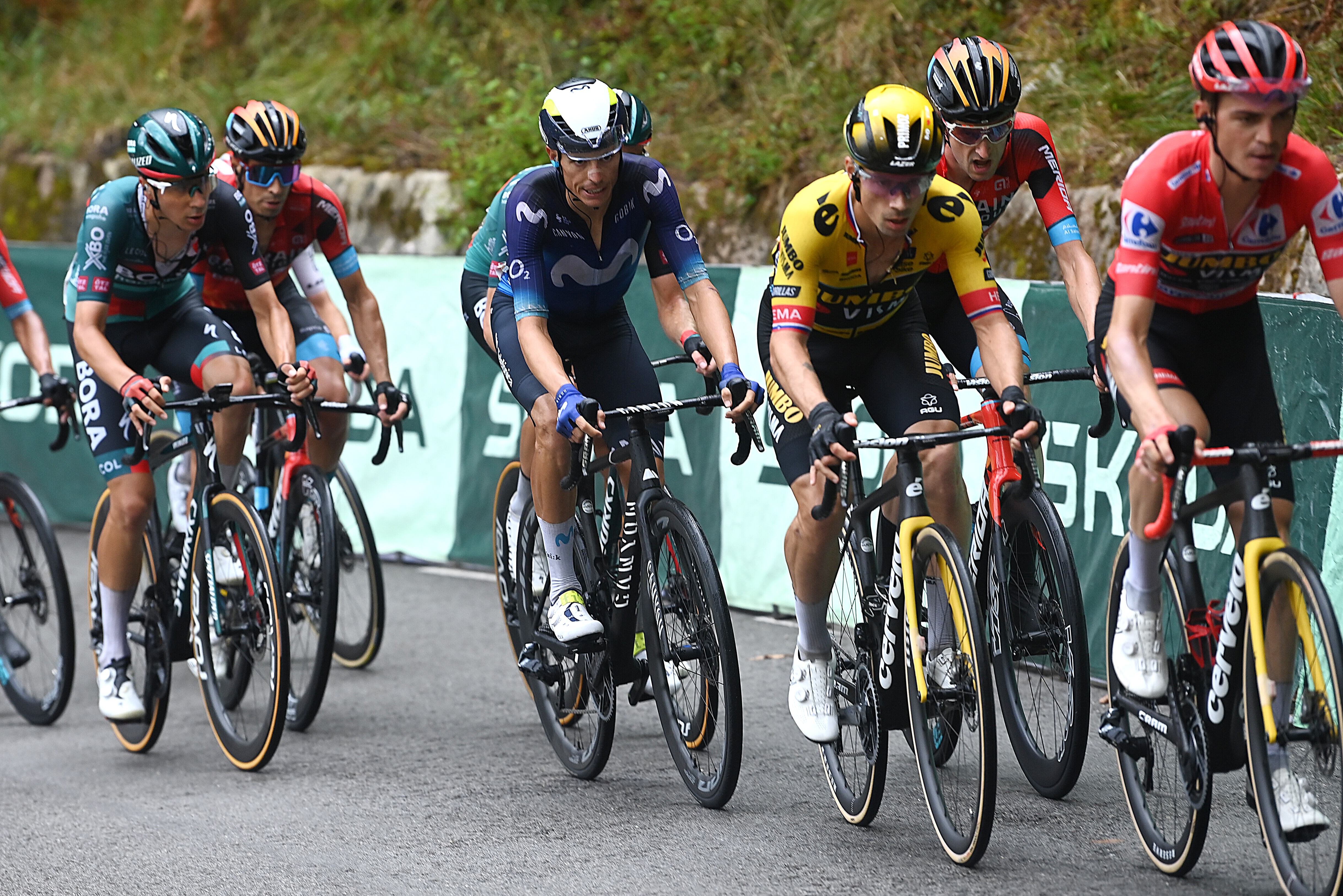 BEJES, ESPAÑA - 12 DE SEPTIEMBRE: (De izquierda a derecha) Enric Mas de España y Movistar Team, Primož Roglic de Eslovenia y Team Jumbo-Visma y Wout Poels de Holanda y Team Bahrain - Victorious compiten durante la 78.ª Vuelta a España 2023, Etapa 16 a Etapa de 120,1km de Liencres a Bejes 528m / #UCIWT / el 12 de septiembre de 2023 en Bejes, España. (Foto de Tim de Waele/Getty Images)