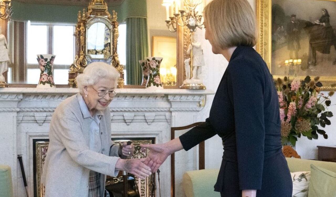 La Reina Isabel saludando a la nueva mandataria de Escocia, Liz Truss el pasado martes 6 de septiembre