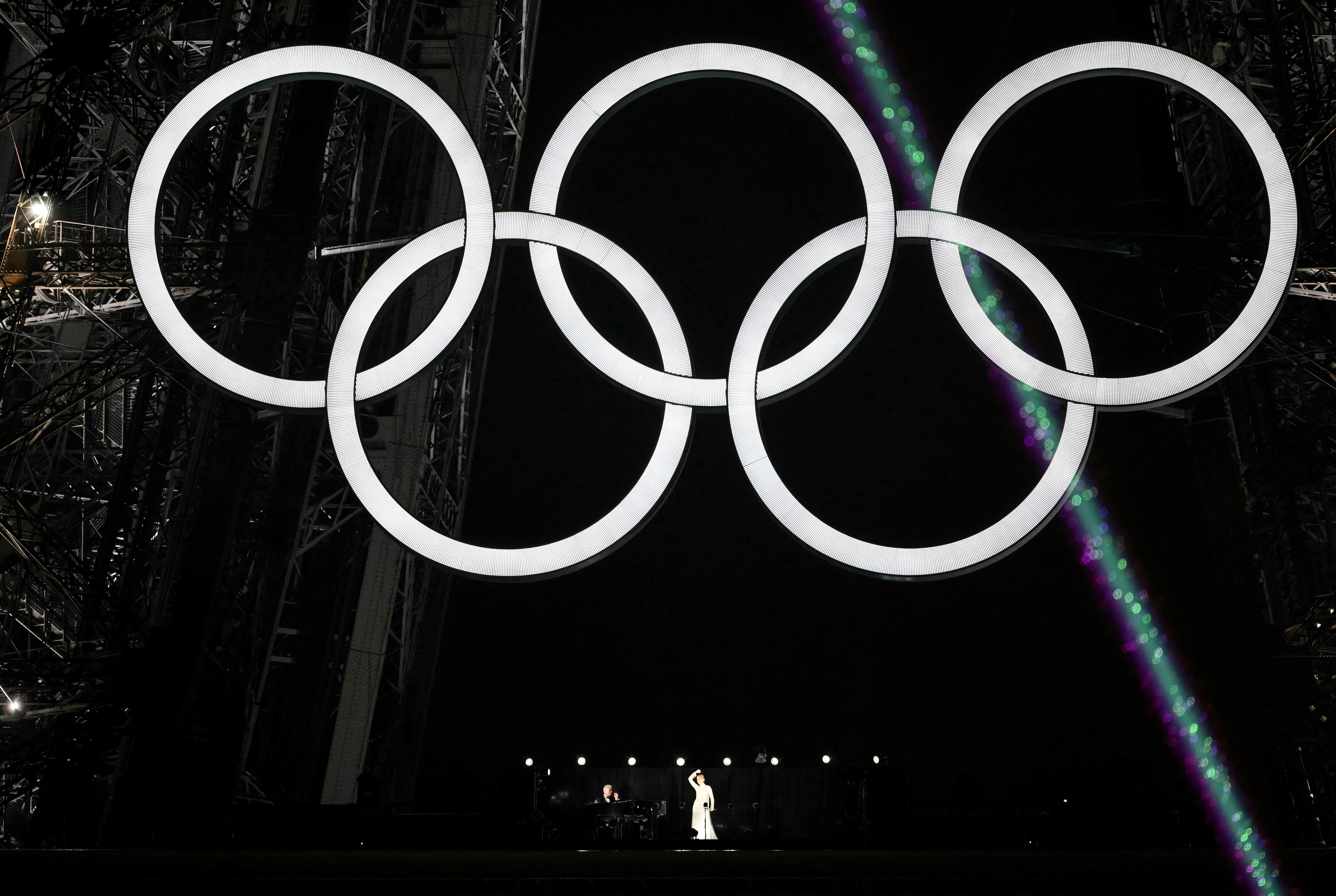 La cantante canadiénse Céline Dion hizo una presentación sobre la Torre Eiffel Tower durante la ceremonia inaugural de los Juegos Olímpicos París 2024. Julio 26, 2024. (Photo by various sources / AFP)
