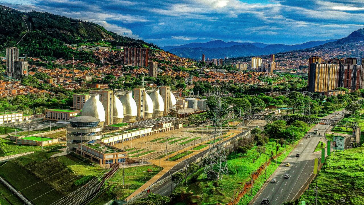 Planta de Tratamiento de Aguas Residuales Aguas Claras y zona urbana de Bello, Antioquia.