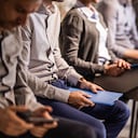 Las vacantes están disponibles para cualquier persona que cumpla los requisitos.