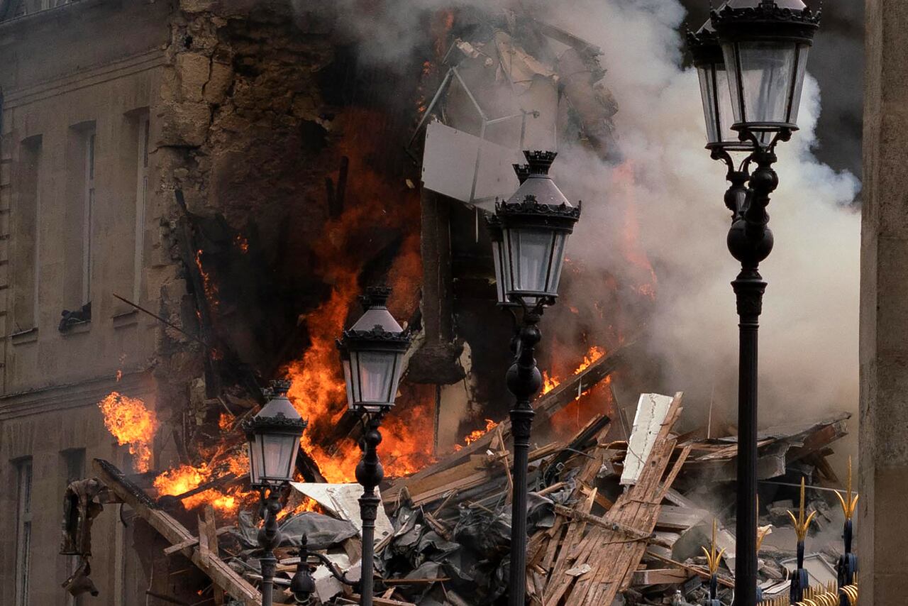 El humo sale de los escombros de un edificio en Place Alphonse-Laveran en el distrito 5 de París, el 21 de junio de 2023. El 21 de junio de 2023 estalló un gran incendio de origen desconocido en un edificio en el centro de París, parte del cual se derrumbó. hiriendo al menos a una persona, según fuentes e imágenes de AFP. (Foto de ABDULMONAM EASSA / AFP)