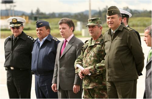 El ministro de Defensa, Juan Manuel Santos, en compañía del comandante del Ejército Mario Montoya Uribe, reportan la captura de Diego León Montoya. 