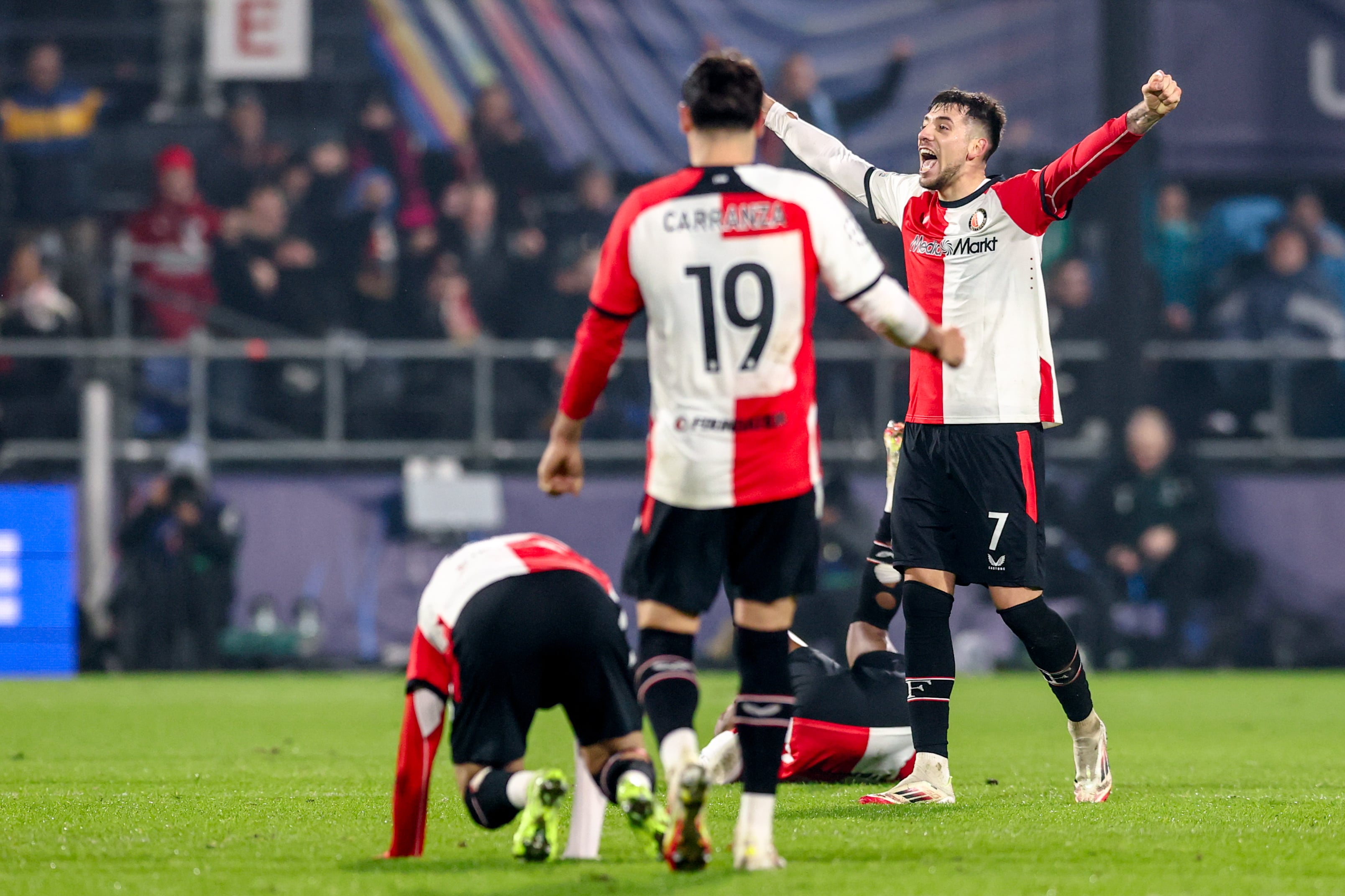 Feyenoord celebra luego de vencer al Milan, por la mínima, en el primer partido.