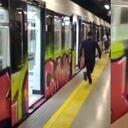 Grafitis sobre el Metro de Medellín.