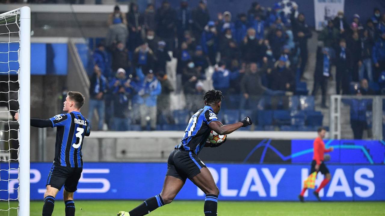 Atalanta's Colombian forward Duvan Zapata runs back towards his side after scoring his side's second goal during the UEFA Champions League Group F football match between Atalanta and Villarreal on December 9, 2021 at the Atleti Azzurri d'Italia stadium in Bergamo. (Photo by Isabella BONOTTO / AFP)