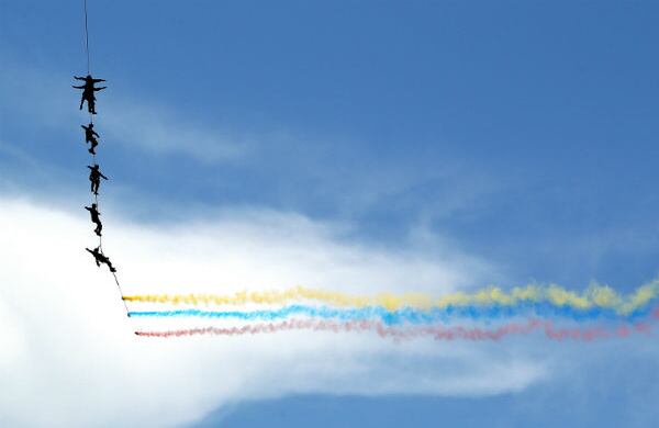 Un grupo de rescatistas de la Fuerza Aérea Colombiana (FAC) hace una demostración de tácticas de recuperación de personal 