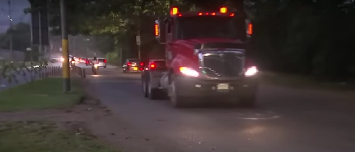 Bombero acudió a atender accidente en vía del Valle; una de las víctimas fatales era su hermana.