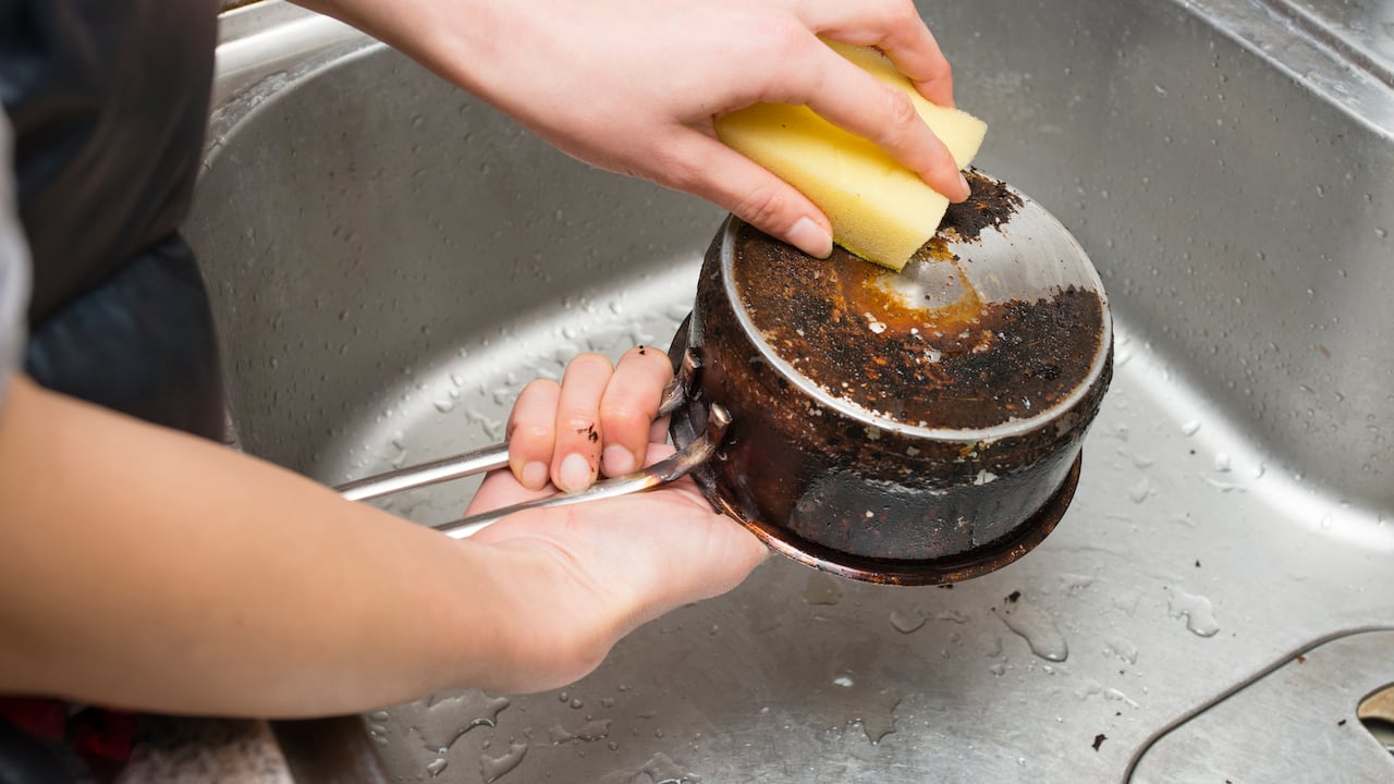 El cuidado que se le debe tener a una olla quemada es importante.