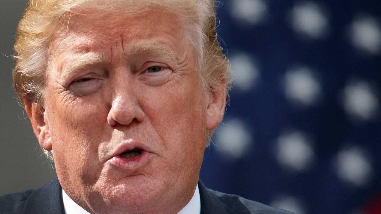 ARCHIVO - En esta fotografía de archivo del lunes 23 de octubre de 2017, el presidente Donald Trump emite unas palabras durante una declaración conjunta con el primer ministro de Singapur, Lee Hsien Loong, en la Rosaleda de la Casa Blanca en Washington. (AP Foto/Evan Vucci, Archivo)