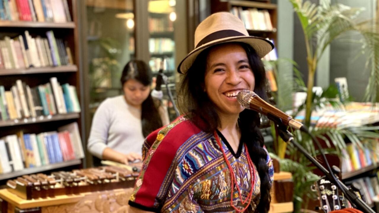 La cantautora guatemalteca Sara Curruchich. Foto: Cristian Dávila