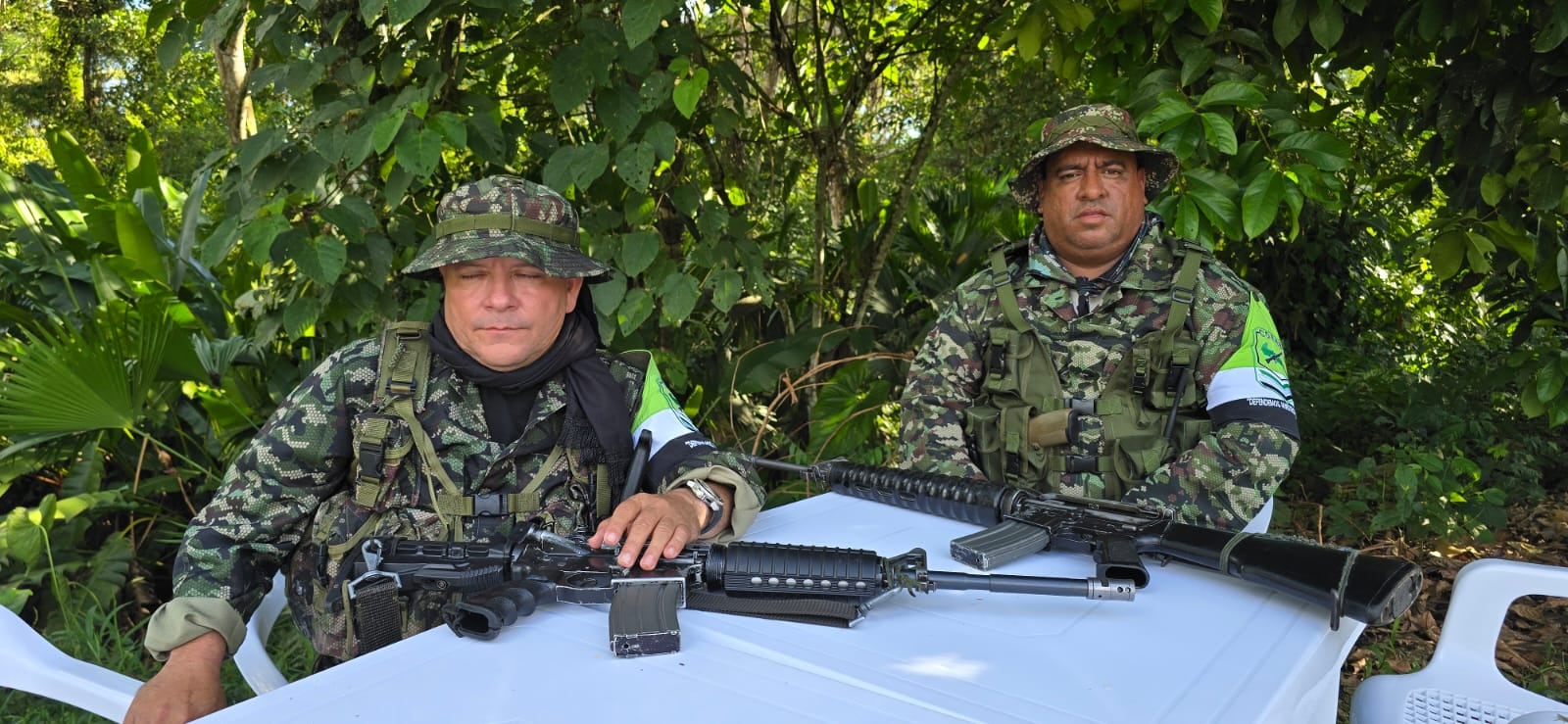 Derecha: Giovanni Andrés, alias Araña y Jairo Marín, izquierda, comandantes de Comandos de Frontera.