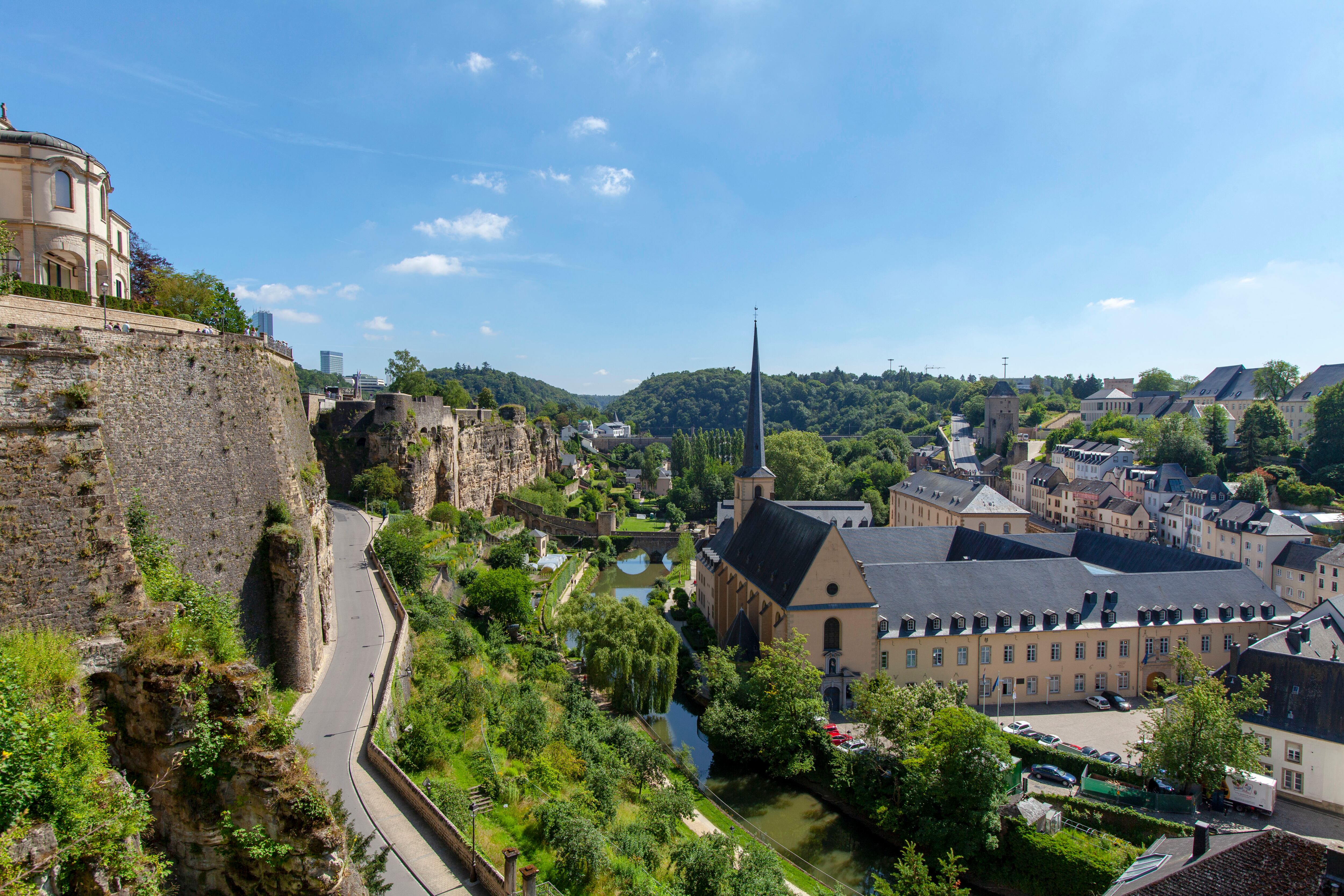 Luxemburgo: visión general de la ciudad y de la antigua Abadía de Neumunster a orillas del río Alzette en el casco antiguo, distrito de Grund, abadía convertida en lugar de encuentro público y centro cultural.
