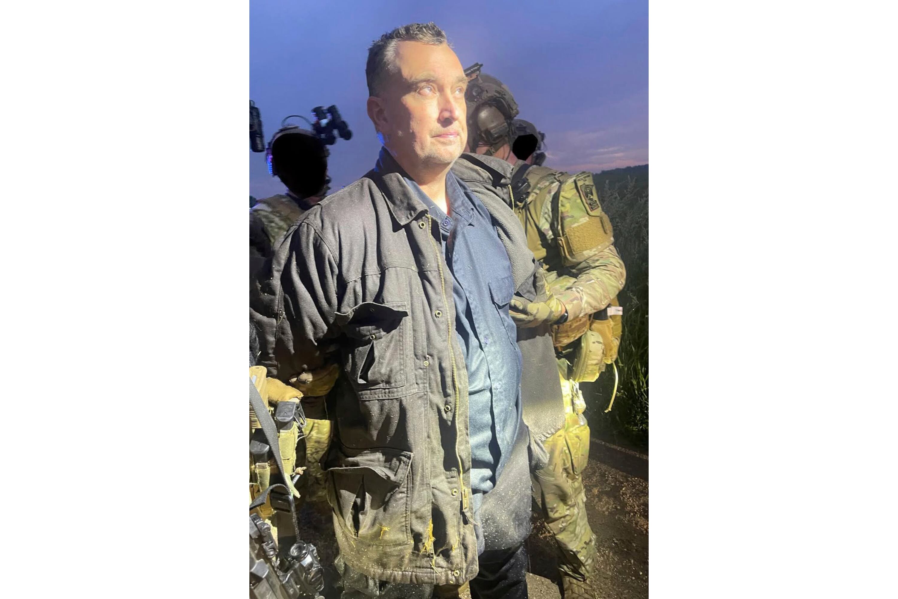 Esta fotografía difundida por el Departamento de Policía del condado Ramsey muestra a Vance Luther Boelter al ser arrestado el domingo 15 de junio de 2025. Boelter está acusado de asesinar a una legisladora demócrata de Minnesota. (Departamento de Policía del condado Ramsey vía AP)