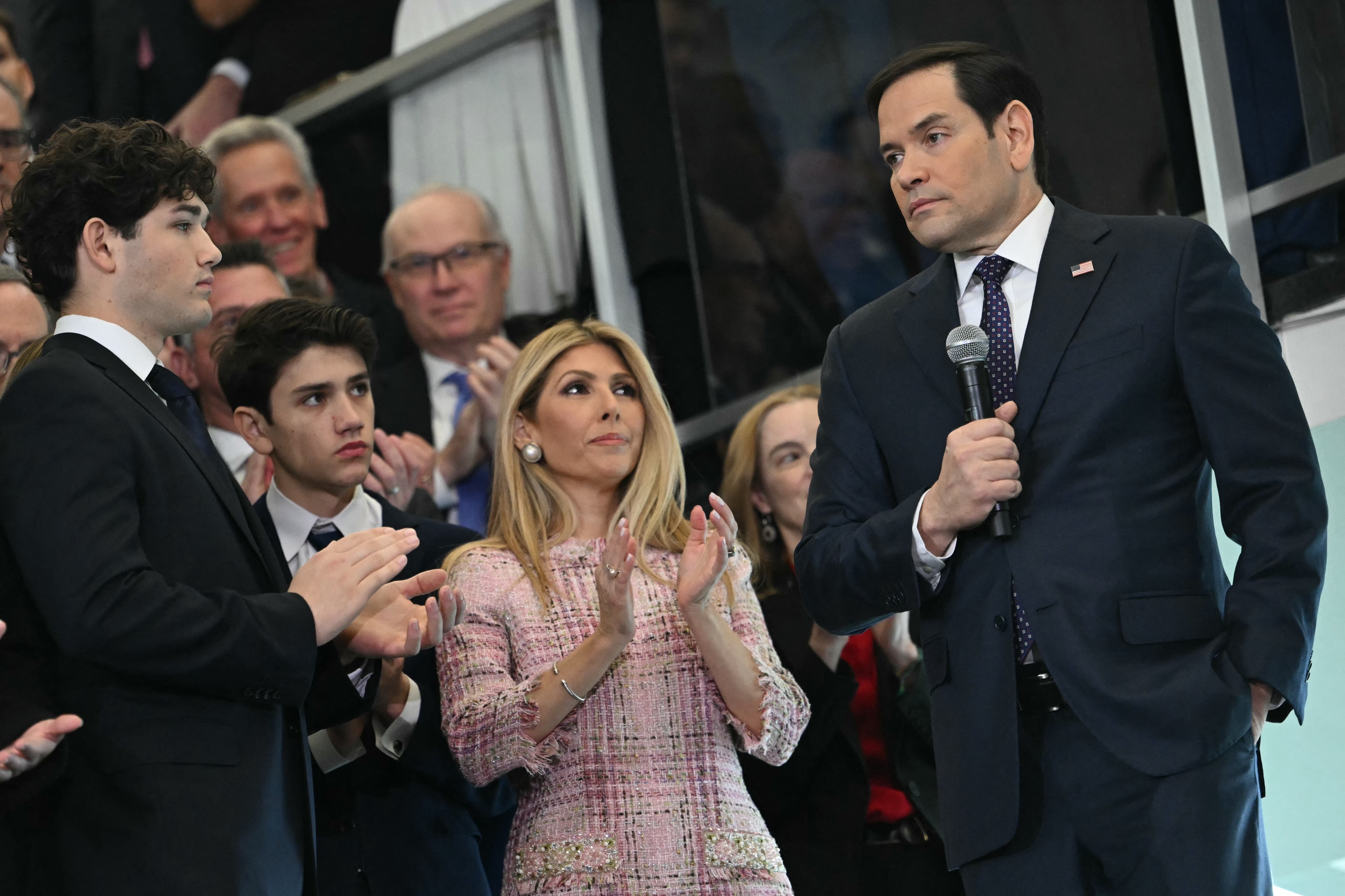 El Secretario de Estado de los Estados Unidos, Marco Rubio, habla con los empleados a su llegada al Departamento de Estado en Washington, DC, el 21 de enero de 2025.