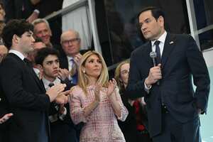 El Secretario de Estado de los Estados Unidos, Marco Rubio, habla con los empleados a su llegada al Departamento de Estado en Washington, DC, el 21 de enero de 2025.