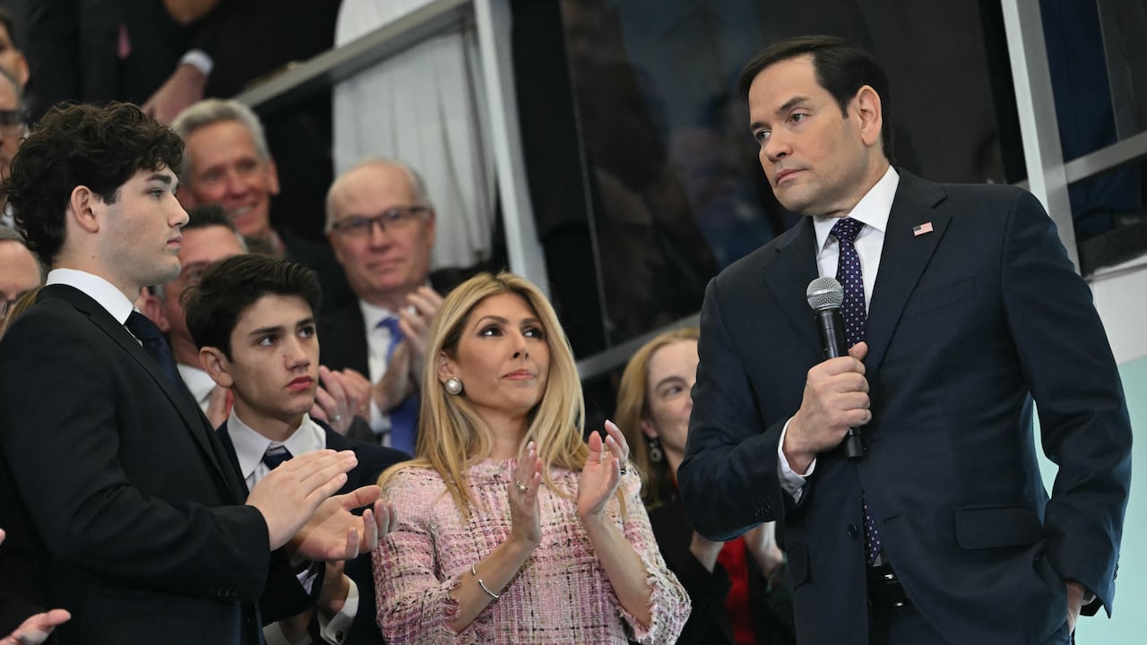 El Secretario de Estado de los Estados Unidos, Marco Rubio, habla con los empleados a su llegada al Departamento de Estado en Washington, DC, el 21 de enero de 2025.