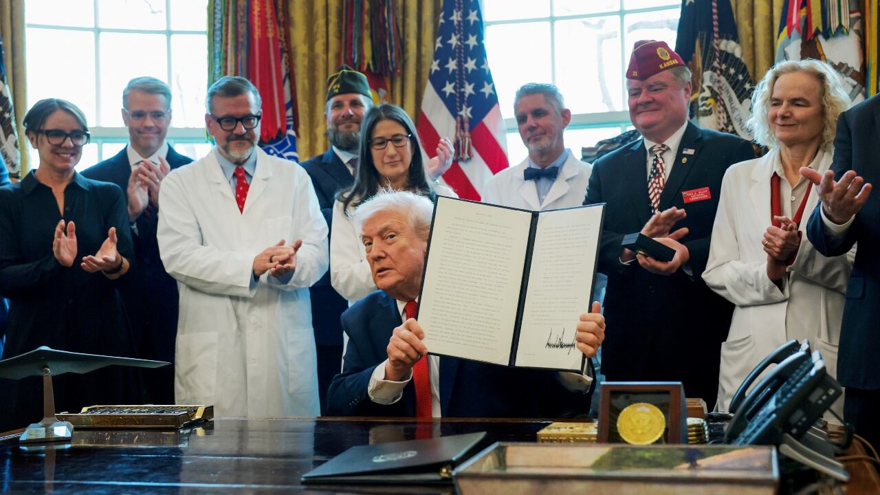 Trump firma la recategorización de la marihuana a Lista III