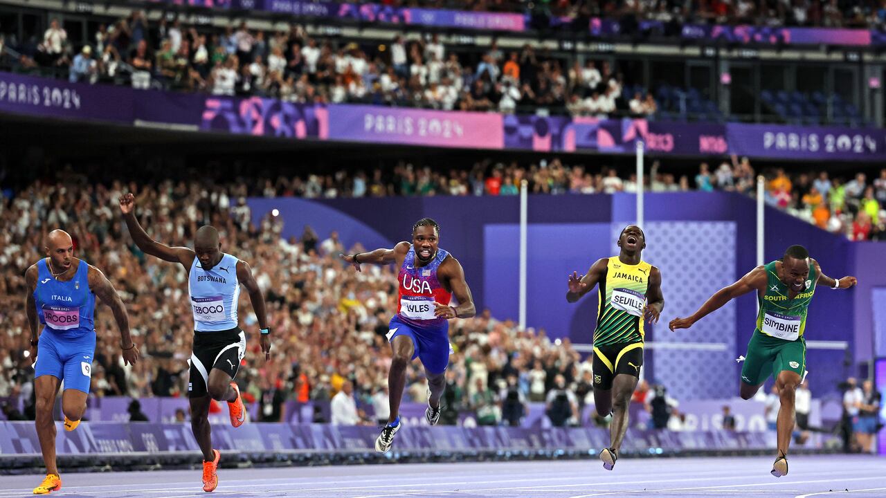 Noah Lyles, de Estados Unidos, y Kishane Thompson, de Jamaica, cruzaron la meta en un tiempo idéntico durante la prueba de los 100 metros planos en la final de Atletismo de París 2024.