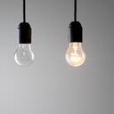 contrastando copia espacio; energía; colgante; ocurrencia; iluminado; fuente de imagen; adentro; inspiración; inteligencia; bombilla; nadie; naturaleza muerta; tiro del estudio; dos objetos