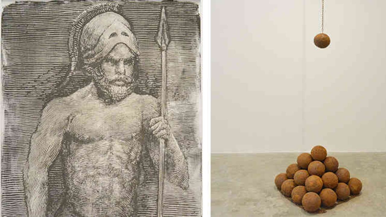 Marte, dios de la guerra. Instalación sobre panel de drywall. Dibujo en limadura de hierro sobre lámina magnética (izquierda). Esferas de hierro. Fundición en hierro a partir de modelado en cera de abeja. 17.5 cm de diámetro c/u (derecha). Cortesía: Galería SGR.