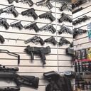 Una fuente de la Sijín de la Policía de Cali dice que en la foto hay modelos similares al revólver calibre 38 y pistolas Glock, Browning y Jericho calibre nueve milímetros. “También subametralladora Ingram y dos rifles”.