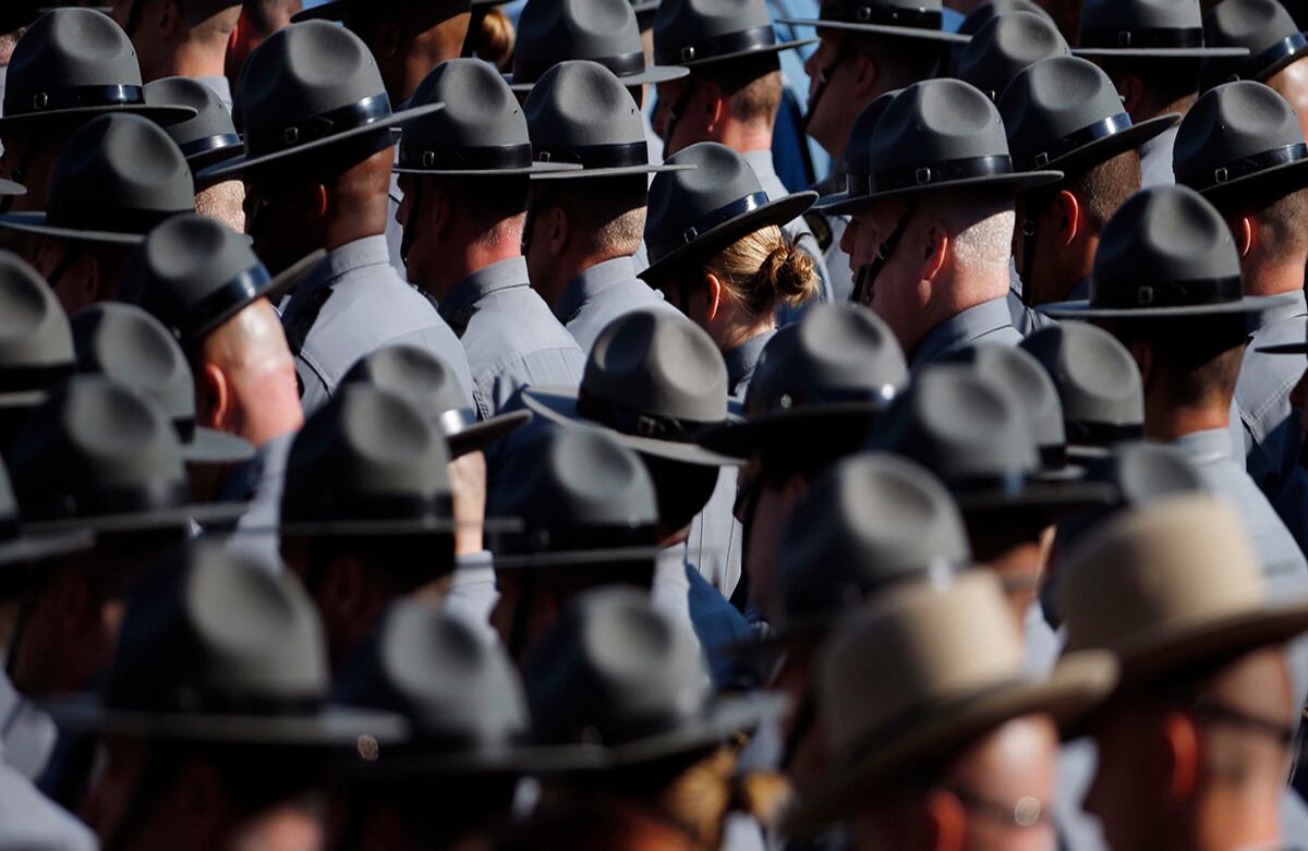 Oficiales de la ley se reúnen en el funeral de Bryon Dickson, quien fue asesinado en la noche del viernes por una emboscada a los cuarteles de la policía de Blooming Grove. (AP)