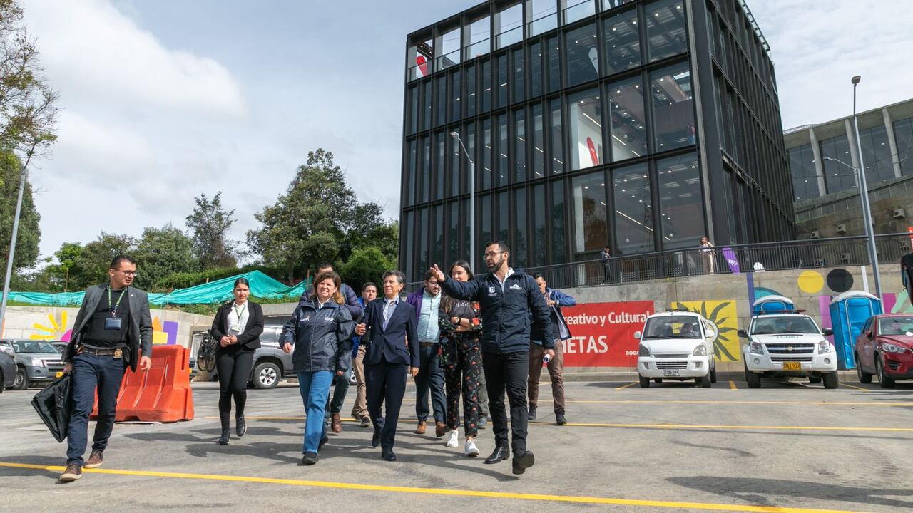 El CEFE Las Cometas tiene un área de 10.233.97 m2., distribuidos en tres edificios que cuentan con piscinas, gimnasio, sala de artes marciales, canchas múltiples, ludotecas, camerinos, auditorios, y demás.